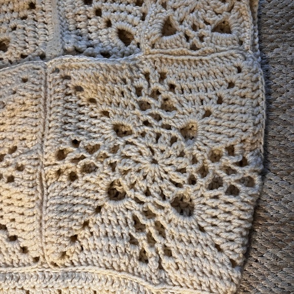 Handmade Crochet cropped sweater-vest two toned cream, Victoria lattice squares - Picture 3 of 4
